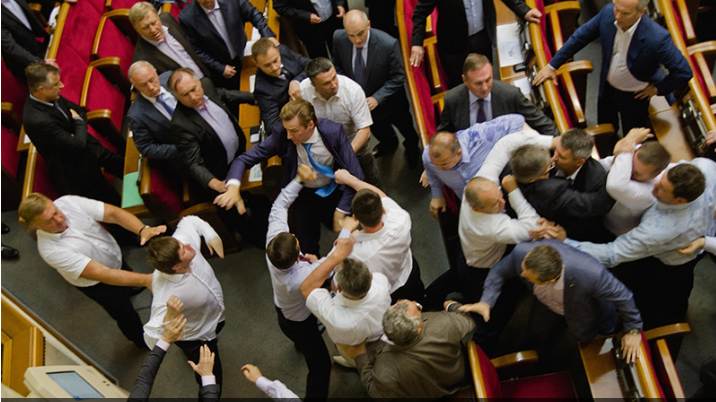 乌克兰议员群殴大打出手 一人脑震荡入院