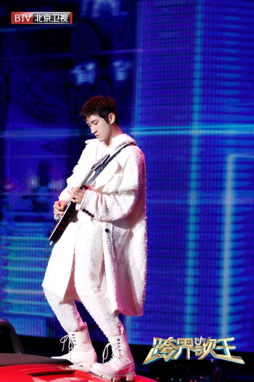 「凤凰网娱乐」《跨界歌王》罗嘉良追忆过往哽咽落泪 杨烁低沉嗓音治愈心底惆怅