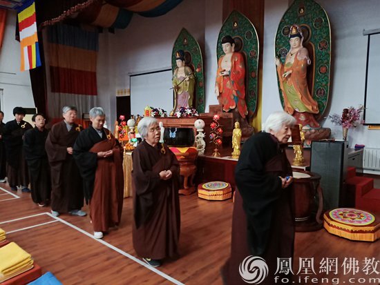 法隆法师与大众一起经行念佛(图片来源:凤凰网佛教 摄影:中依)