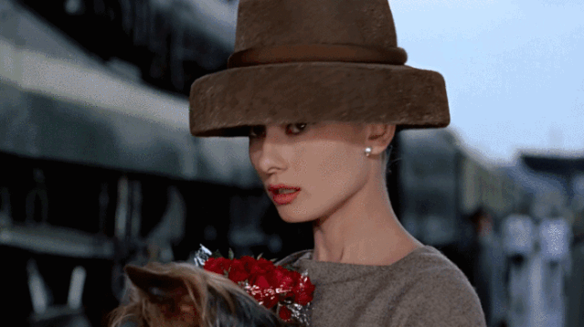 [她刊]被5个男人宠上天后，57岁离婚无子的她，活成了“真公主”…