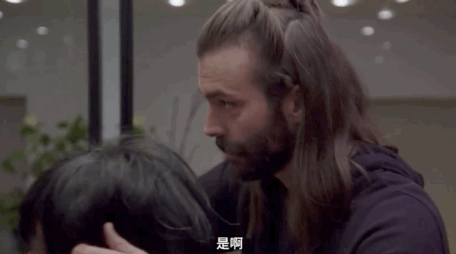 [她刊]被5个男人宠上天后，57岁离婚无子的她，活成了“真公主”…