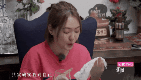 [她刊]被5个男人宠上天后，57岁离婚无子的她，活成了“真公主”…