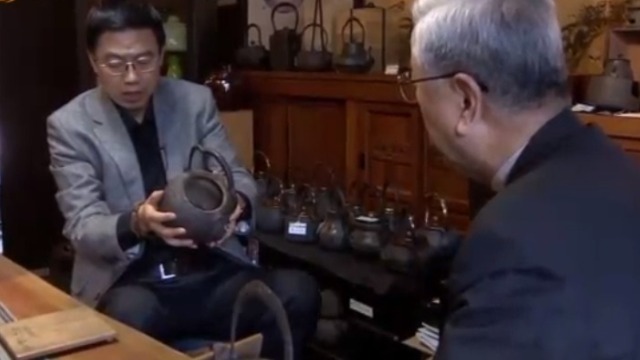 近距离观赏日本龙文堂铁壶 是什么让主持人大为惊叹