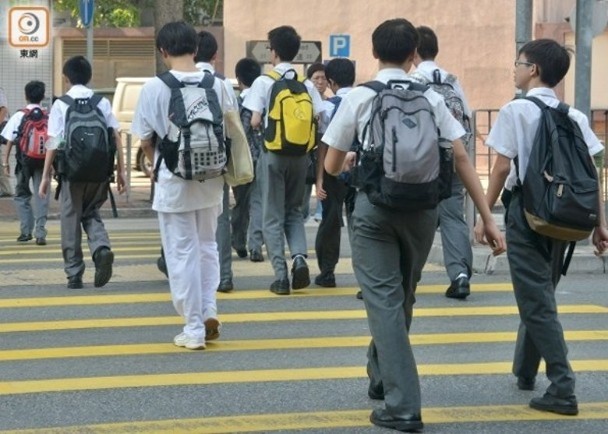 香港一中学教材称“袭警学生是战士” 教育局：严肃跟进