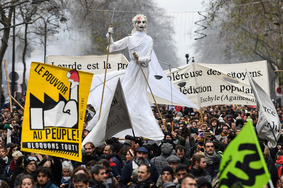 法国再爆发全国性罢工：60多万人游行 或持续到年底
