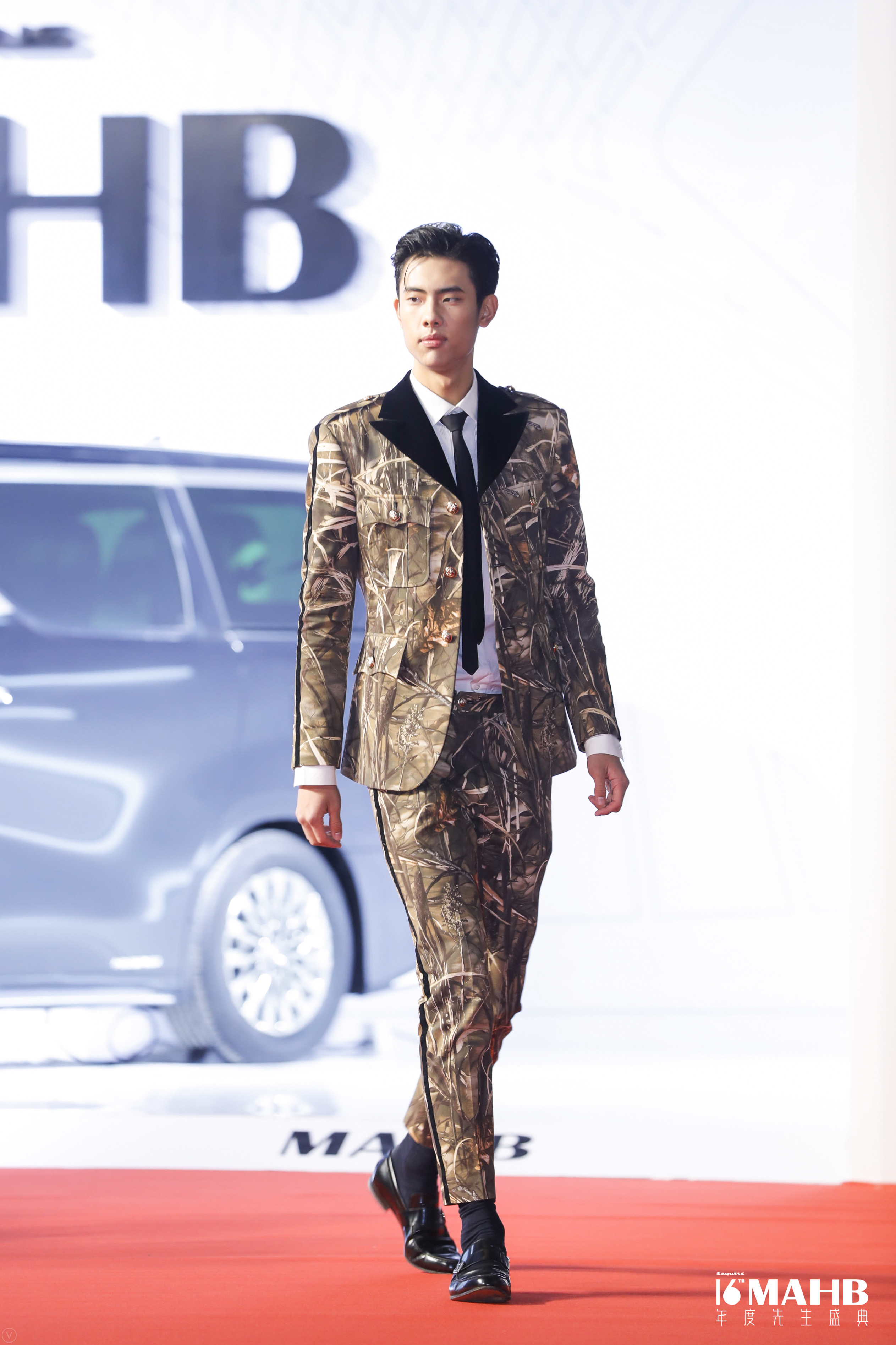 超模tigerqian受邀出席mahb时尚先生盛典帅气西装闪耀红毯