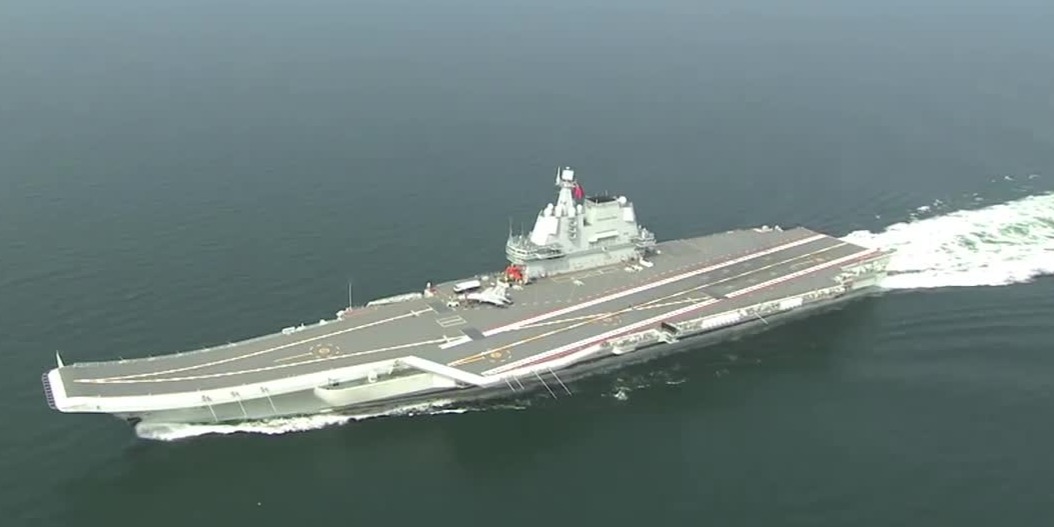 中国首艘国产航母服役 视频回顾它穿越台湾海峡的英姿