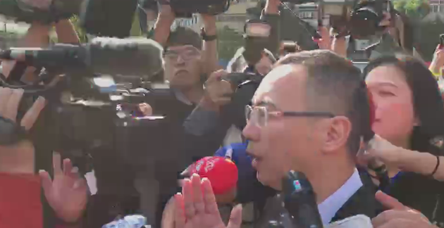 「娱情记事本」浙江卫视高层现身高以翔追悼会 被问赔偿问题未回应