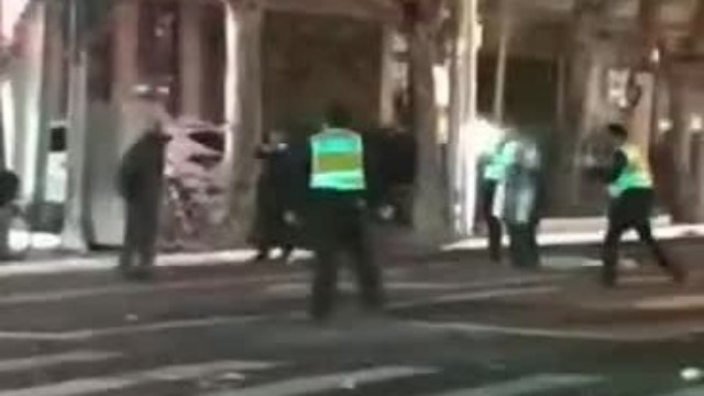 上海一男子持刀袭击路人，被警方开枪制服后送医