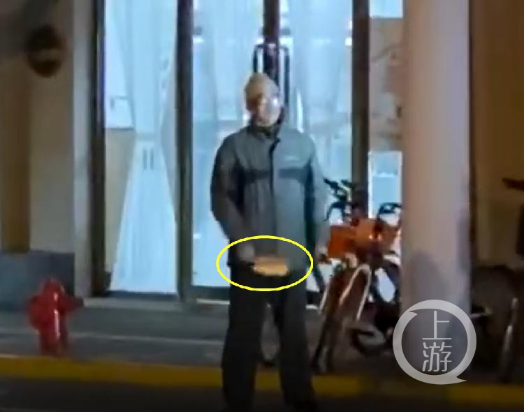 上海一男子持菜刀冲击人群 被警方连开7枪击倒(视频)