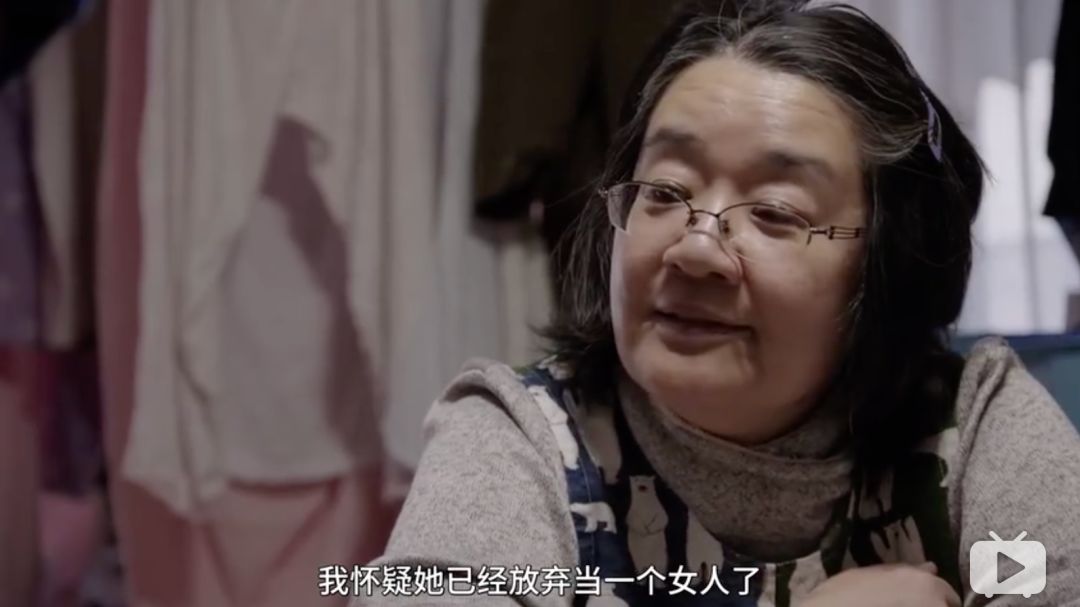 [她刊]被5个男人宠上天后，57岁离婚无子的她，活成了“真公主”…