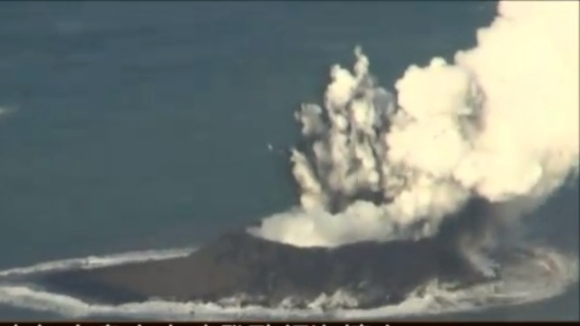 日本无人岛火山喷发 熔岩流入海中致岛屿面积扩大