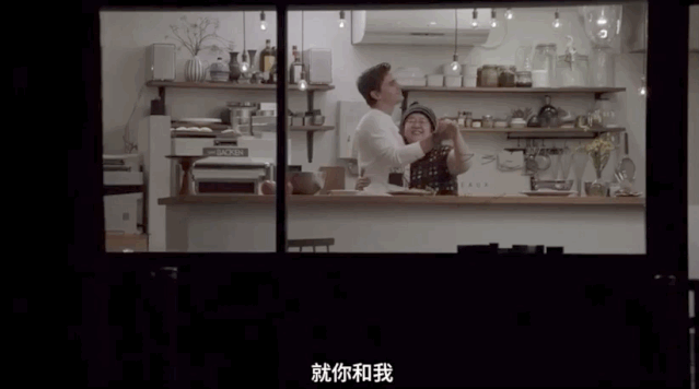 [她刊]被5个男人宠上天后，57岁离婚无子的她，活成了“真公主”…