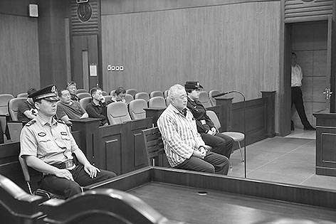 庭审现场初见崔臣,温文尔雅,彬彬有礼,一副谦谦君子模样.