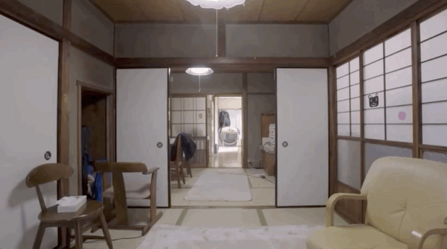 [她刊]被5个男人宠上天后，57岁离婚无子的她，活成了“真公主”…