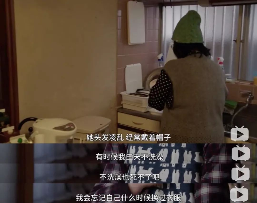 [她刊]被5个男人宠上天后，57岁离婚无子的她，活成了“真公主”…