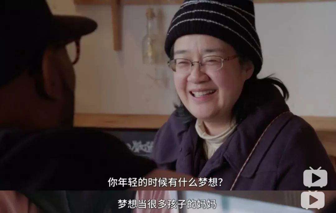 [她刊]被5个男人宠上天后，57岁离婚无子的她，活成了“真公主”…