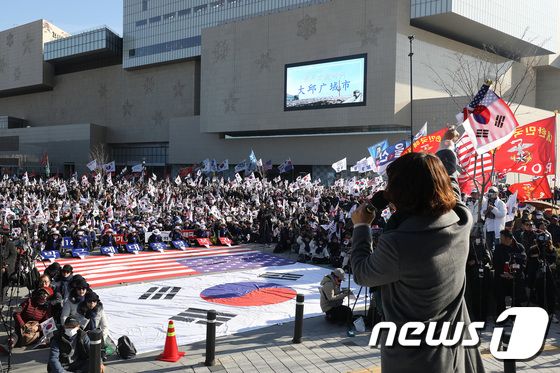 韩国上万朴槿惠支持者集会示威 星条旗铺一地