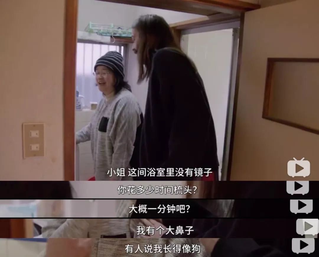 [她刊]被5个男人宠上天后，57岁离婚无子的她，活成了“真公主”…