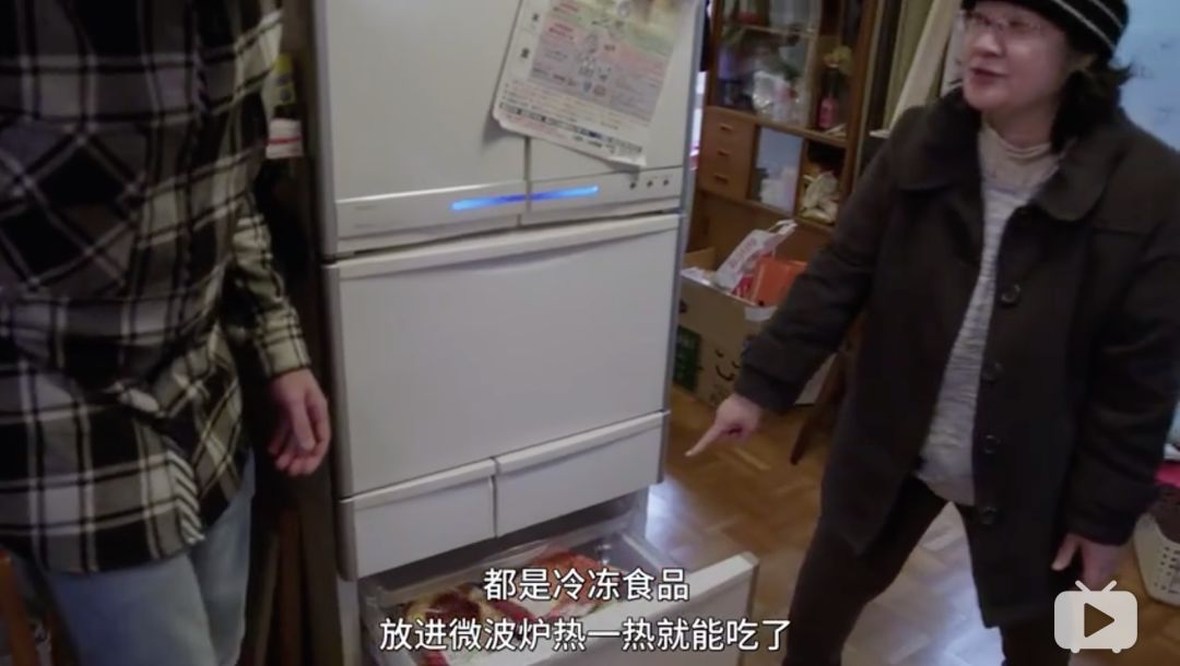 [她刊]被5个男人宠上天后，57岁离婚无子的她，活成了“真公主”…