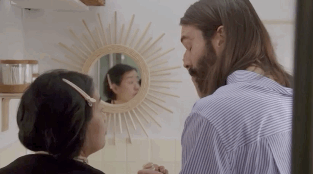 [她刊]被5个男人宠上天后，57岁离婚无子的她，活成了“真公主”…