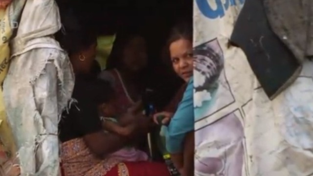 尼泊尔灾后房屋受损严重 大半孩子无家可归因此失学