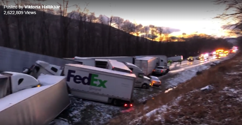 美国高速路突降暴风雪 30辆车连环相撞已致2死44伤
