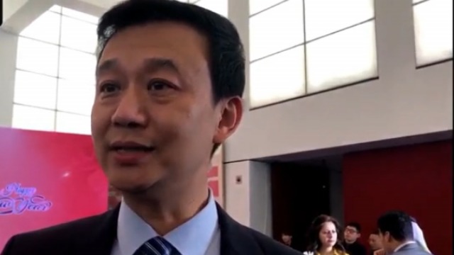 国防部发言人吴谦亮相招待会 一枚坦克领带夹格外吸睛