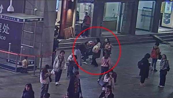 40岁妇女在上海火车站抢2岁女童被刑拘 检察机关提前介入