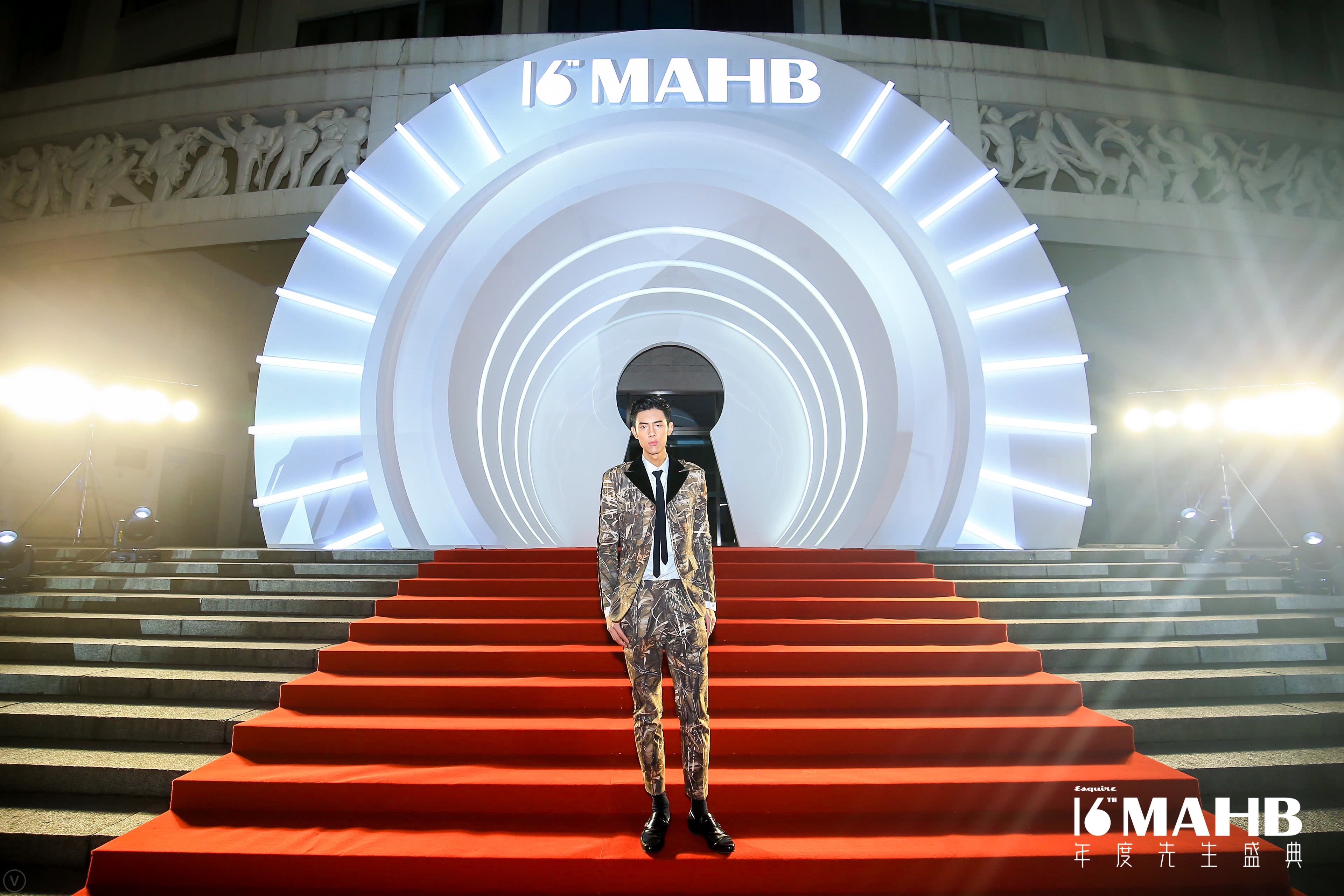 超模tigerqian受邀出席mahb时尚先生盛典帅气西装闪耀红毯