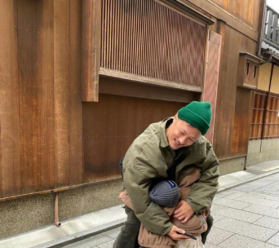 余文乐抱着儿子一脸幸福笑 却因戴绿帽子被网友调侃