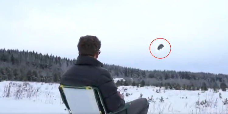 「新京报」网红为博眼球 直升机吊起豪车摔烂在地上