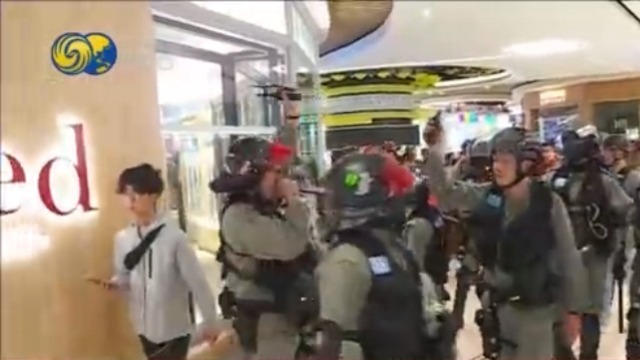 香港暴徒破坏元朗商场 防爆警察将其驱散