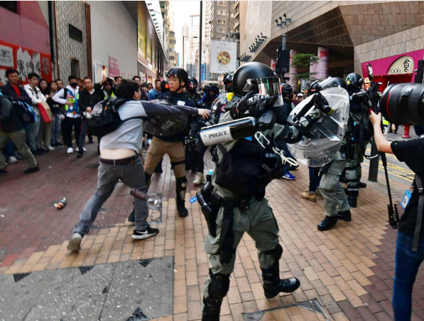 香港暴徒再滋事，港警当场制服数人