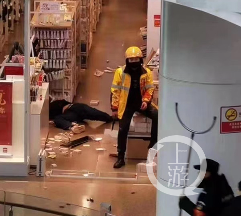 武汉一商场发生伤人事件 身穿外卖服男子持刀行凶后被控制
