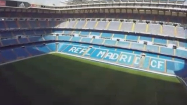 马德里的这个球场可容纳8万观众 草地的维护真是煞费苦心