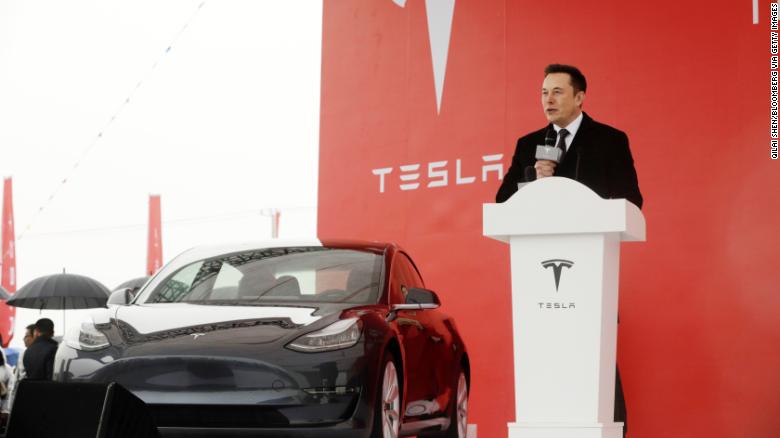 马斯克在上海工厂动工仪式上