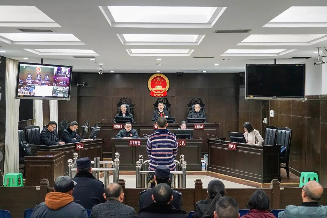 手机丢失发泄情绪点燃国旗，重庆男子获刑一年