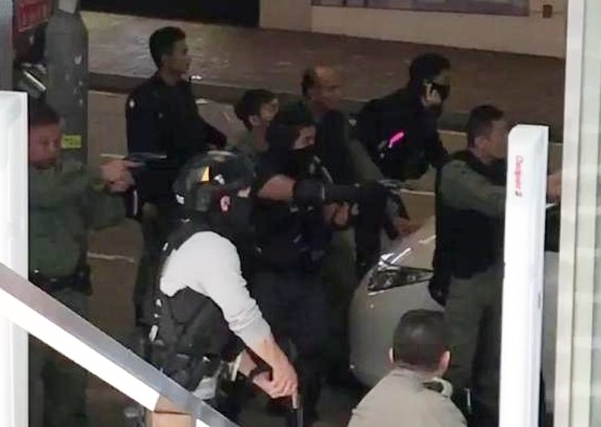 香港男子闯入运钞车被关门上锁，警方荷枪实弹紧急包围
