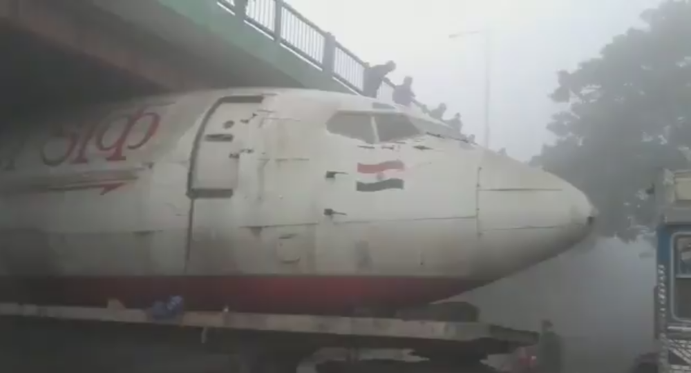 尴尬！印度一架飞机被“卡”在桥下