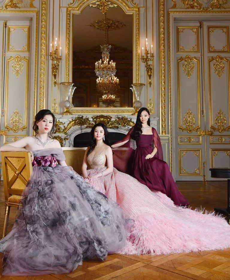 全球名媛挤破头的舞会：这三个中国女孩什么来头？
