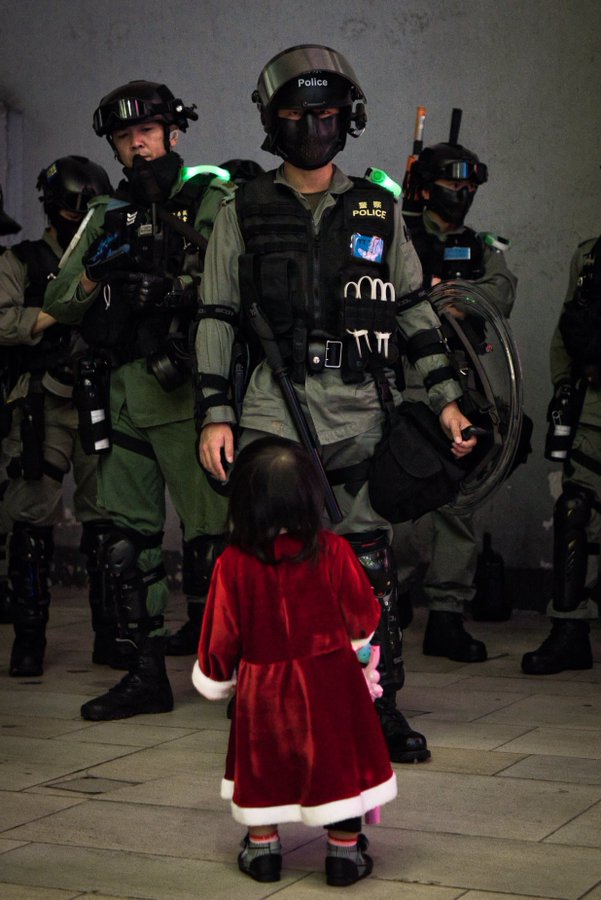 乱港议员用圣诞小女孩照片黑港警 真相反转评论翻车