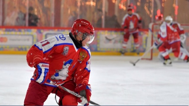 普京偕俄罗斯精英在红场打冰球 专家:意义非凡！