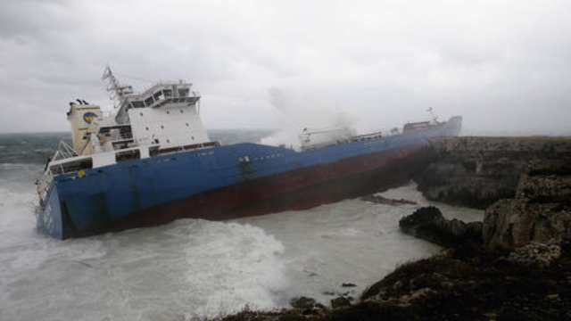 意大利货轮遇风暴触礁遇险 12名船员全部获救