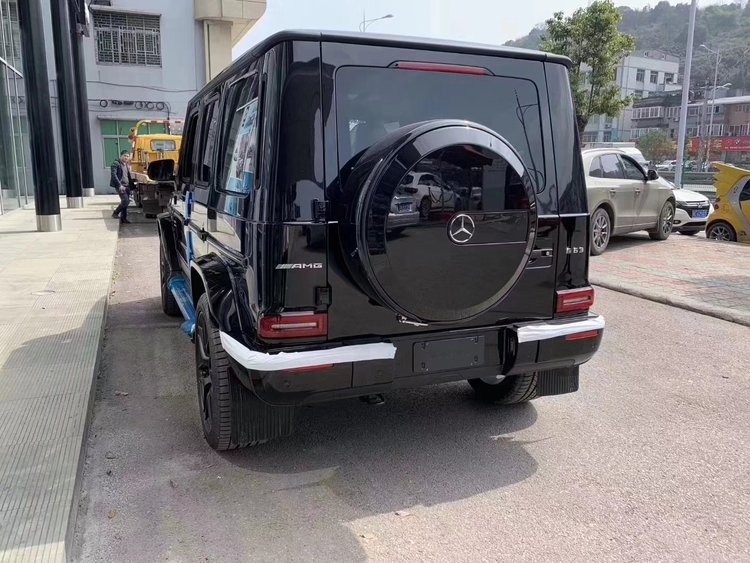 新款奔驰g63磨砂黑提车加多少钱现车