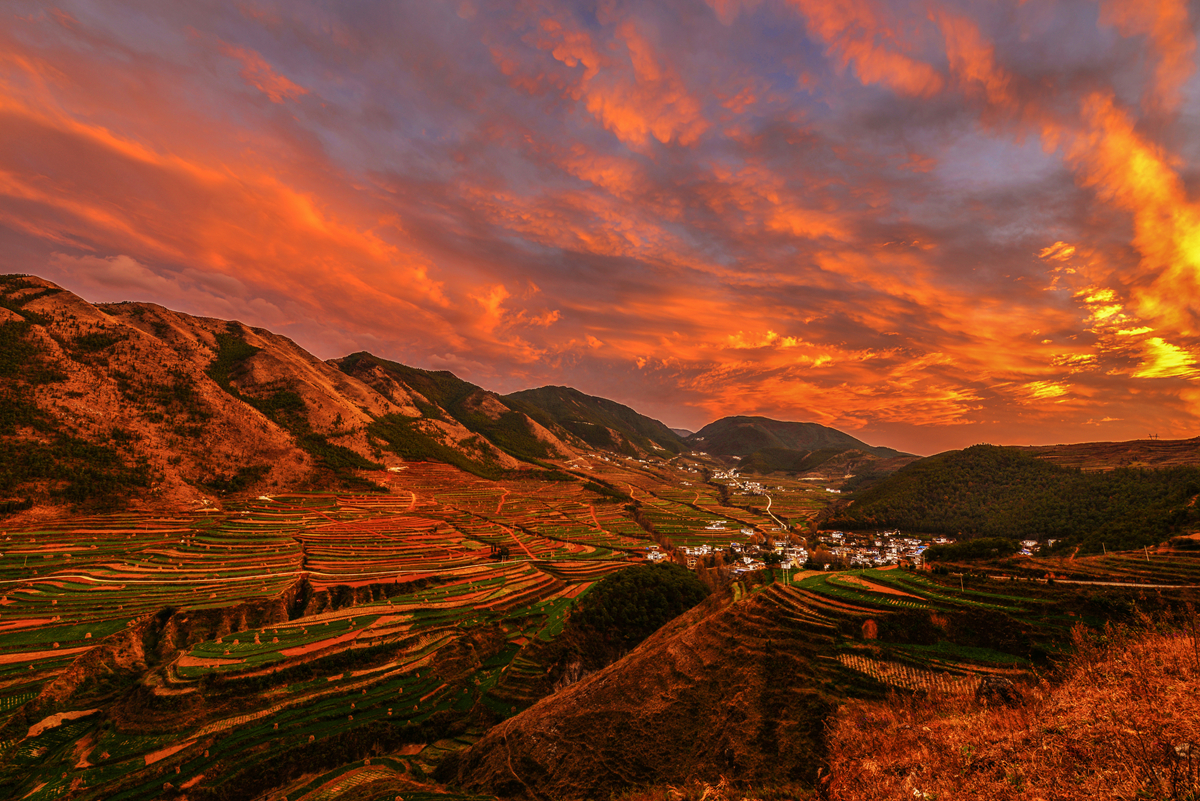 醉美东川红土地莫负好时光开创东川高质量发展新局面