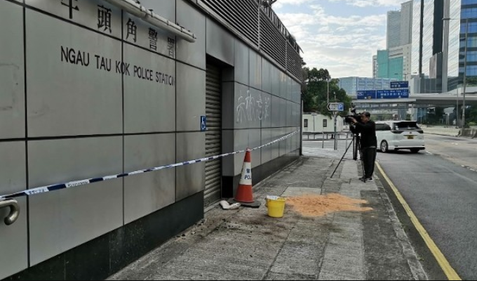 香港警署遭暴徒投掷汽油弹 大门及外墙被焚毁熏黑