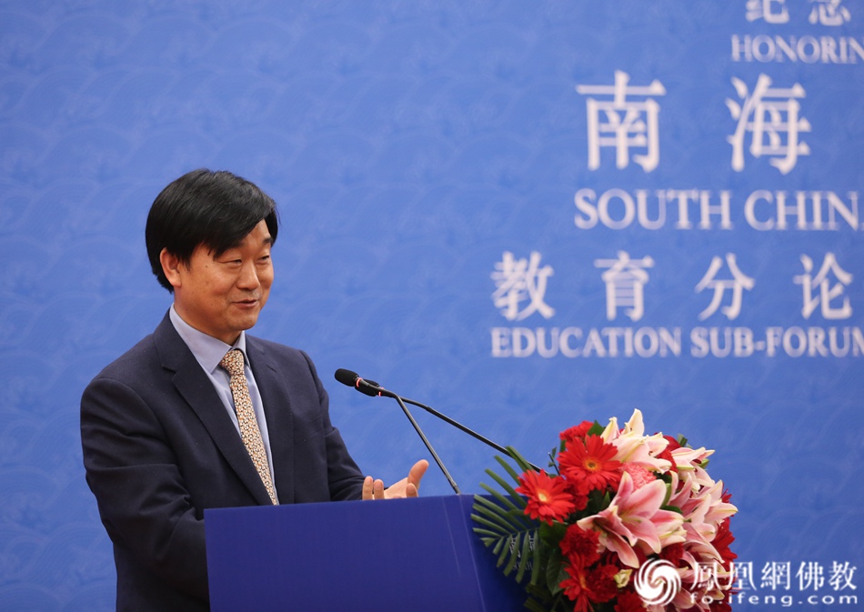 李四龙教授主持教育分论坛（图片来源：凤凰网佛教 摄影：徐上杰）