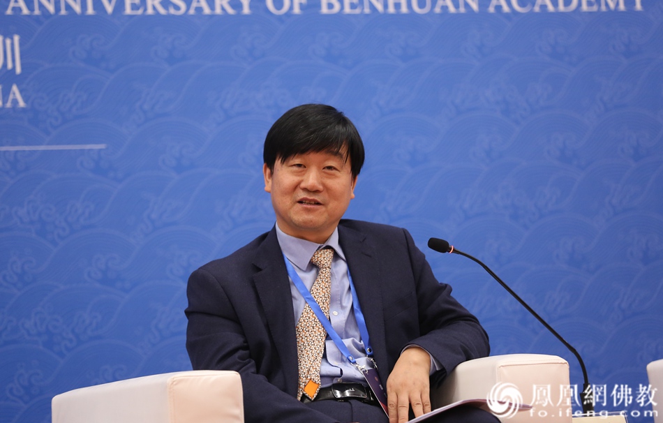 李四龙教授主持第二组沙龙对话（图片来源：凤凰网佛教 摄影：徐上杰）