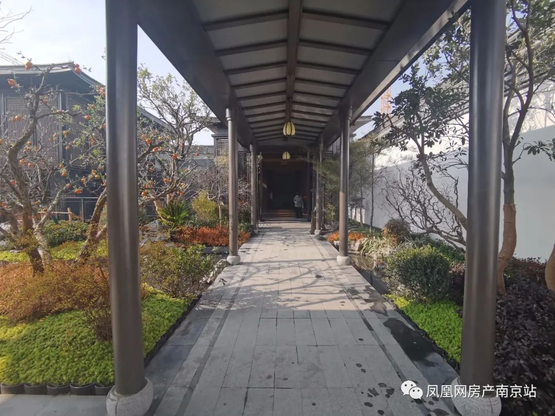 有中式走廊,一方面引导归家的动线,另一方面可以起到风雨连廊的作用